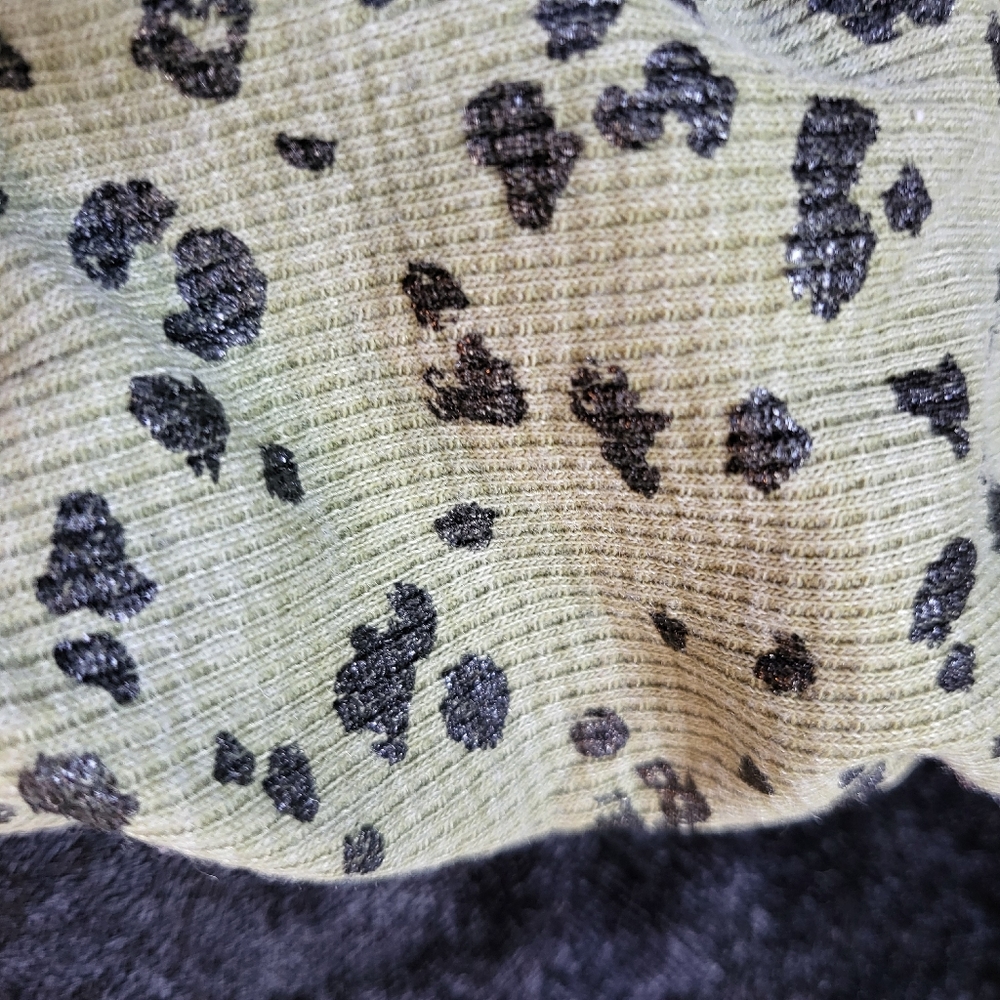 Stylish Jane and Delancy Leopard Print Army Green Pullover Top Size Medium NWT - Picture 2 of 5